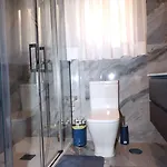 Fantastic 5 Mins Away From The By Easybnb בקתה