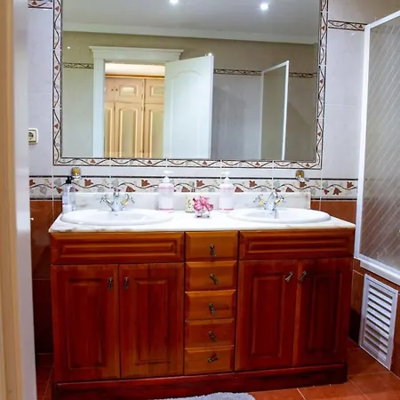 Fantastic 5 Mins Away From The By Easybnb *